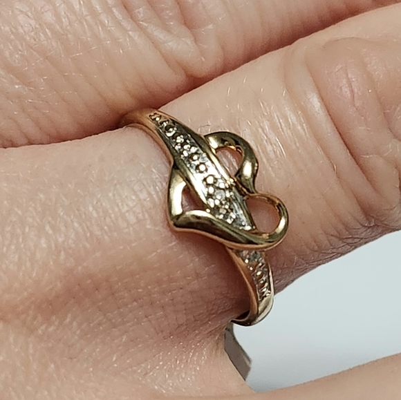 10K Gold diamond heart Ring sz 6.5 - Picture 9 of 9